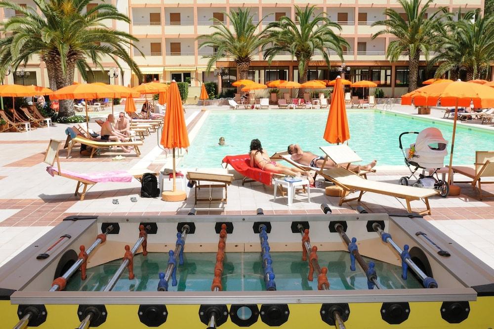 Oasis Hotel 4*
